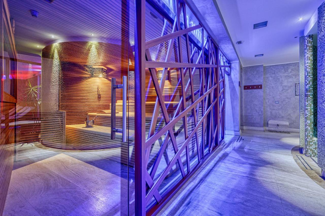 Majestic Hotel Madonna エクステリア 写真